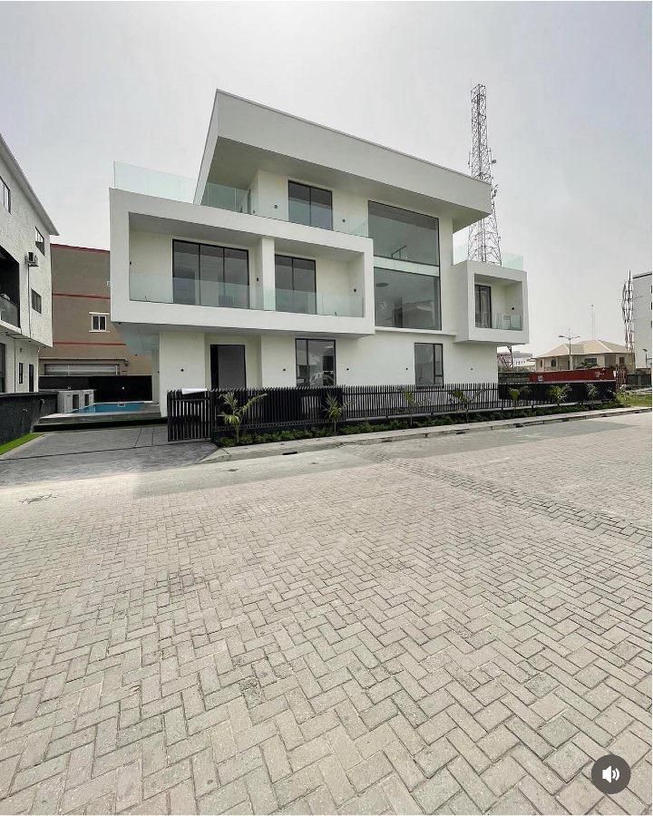 LUXURY 5 BEDROOM FULLY DETACHED DUPLEX